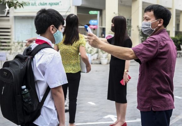 Ngày đầu đến trường, học sinh ở Hà Nội được kiểm tra thân nhiệt trước khi vào lớp, hướng dẫn sử dụng nước sát khuẩn - Ảnh 11.