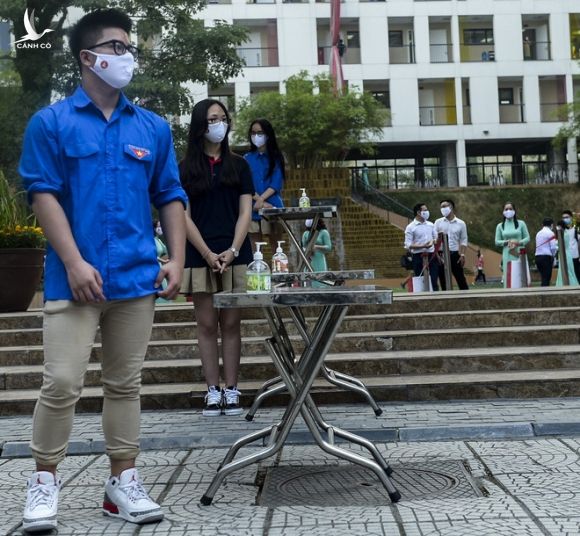 Ngày đầu đến trường, học sinh ở Hà Nội được kiểm tra thân nhiệt trước khi vào lớp, hướng dẫn sử dụng nước sát khuẩn - Ảnh 3.