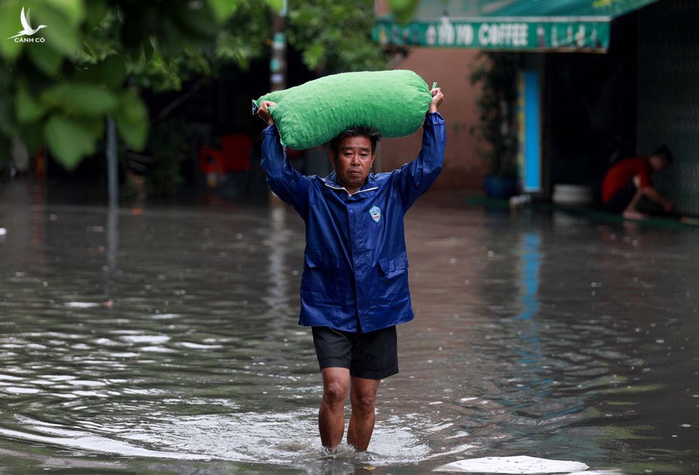 Nhiều tuyến đường ngập sâu nửa mét vì mưa lớn, người Sài Gòn vất vả lội nước - ảnh 4