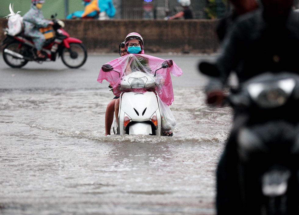 Nhiều tuyến đường ngập sâu nửa mét vì mưa lớn, người Sài Gòn vất vả lội nước - ảnh 7