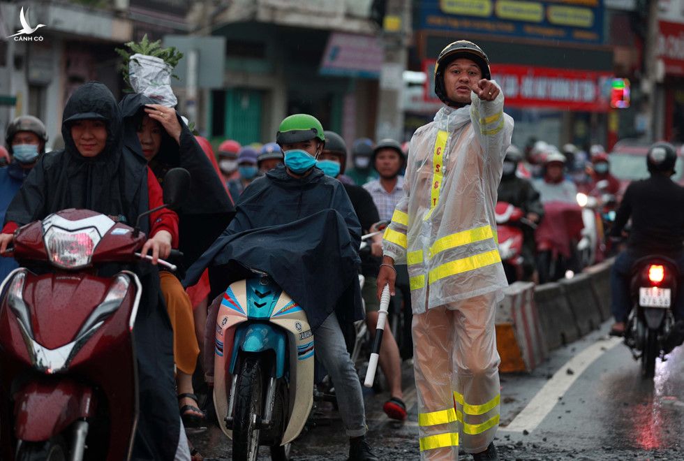 Nhiều tuyến đường ngập sâu nửa mét vì mưa lớn, người Sài Gòn vất vả lội nước - ảnh 11