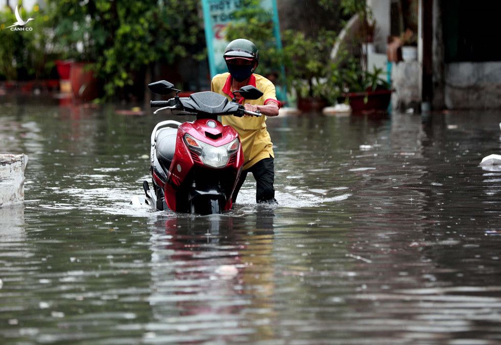 Nhiều tuyến đường ngập sâu nửa mét vì mưa lớn, người Sài Gòn vất vả lội nước - ảnh 2