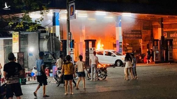 Chiếc ô tô húc đổ cây xăng khiến lửa bén, bốc cháy ngùn ngụt /// Ảnh CTV