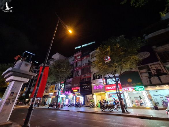 Những phố đêm ở Sài Gòn ‘xập xình’ trở lại đón... khách ta - Ảnh 3.
