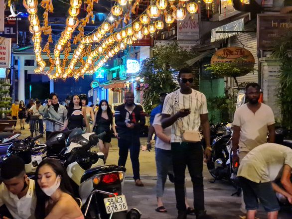 Những phố đêm ở Sài Gòn ‘xập xình’ trở lại đón... khách ta - Ảnh 2.