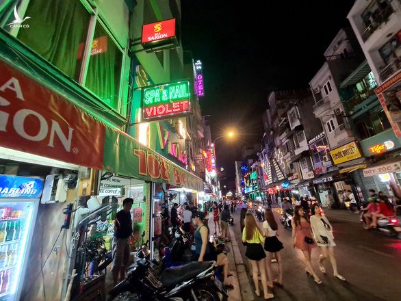 Những phố đêm ở Sài Gòn ‘xập xình’ trở lại đón... khách ta - Ảnh 11.
