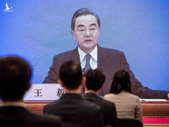 Đại biểu Trung Quốc nghe Ngoại trưởng Vương Nghị phát biểu bên lề kỳ họp Quốc hội ngày 24-5. Ảnh: TÂN HOA XÃ
