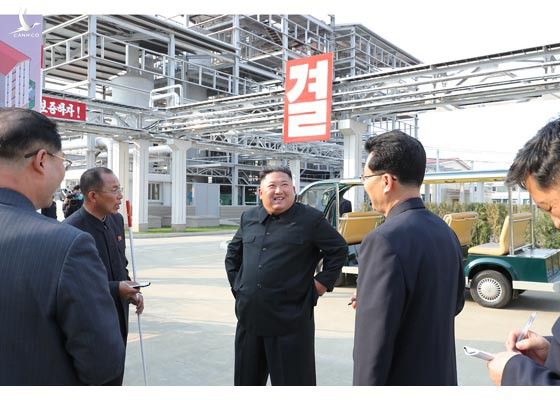 Ông Kim Jong-un tươi cười xuất hiện trở lại giữa tiếng 'hò reo như sấm rền' - ảnh 8