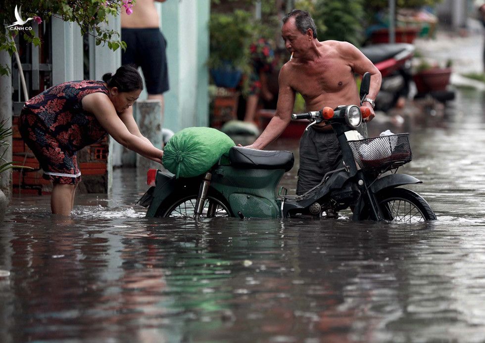 Nhiều tuyến đường ngập sâu nửa mét vì mưa lớn, người Sài Gòn vất vả lội nước - ảnh 3