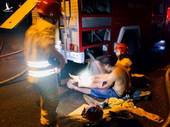 TPHCM: 33 lính cứu hoả bị thương trong lúc chữa cháy - 4