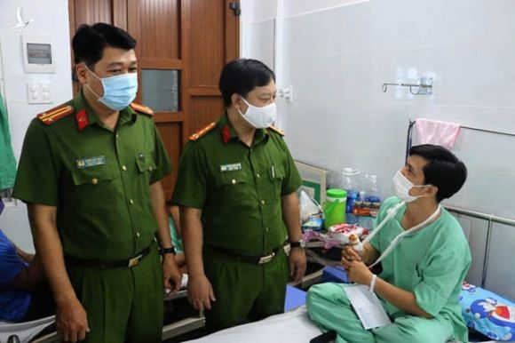 TPHCM: 33 lính cứu hoả bị thương trong lúc chữa cháy - 6