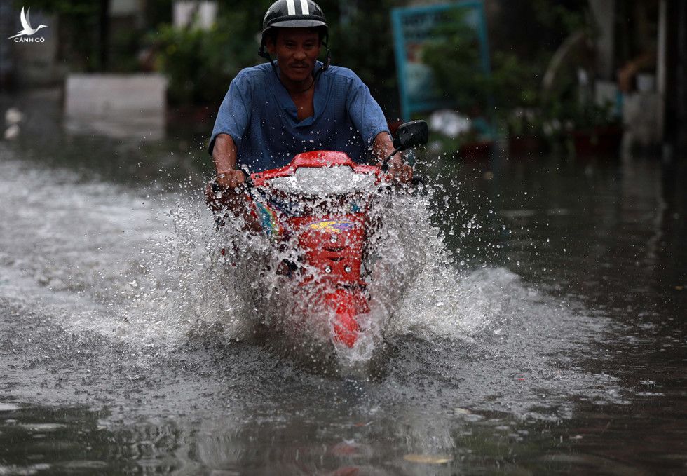 Nhiều tuyến đường ngập sâu nửa mét vì mưa lớn, người Sài Gòn vất vả lội nước - ảnh 1