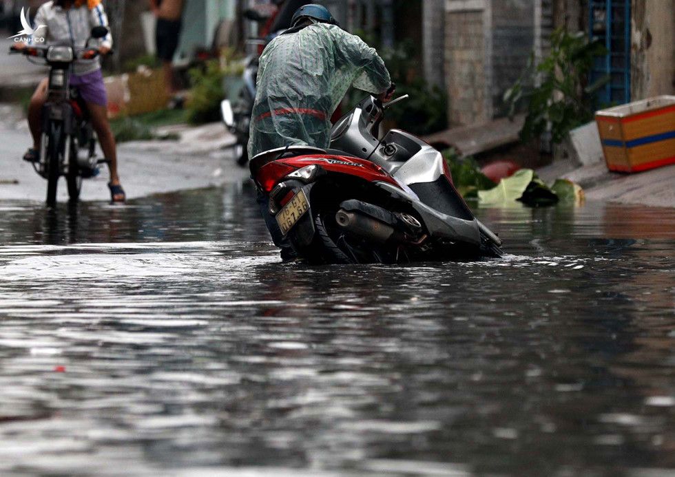 Nhiều tuyến đường ngập sâu nửa mét vì mưa lớn, người Sài Gòn vất vả lội nước - ảnh 6
