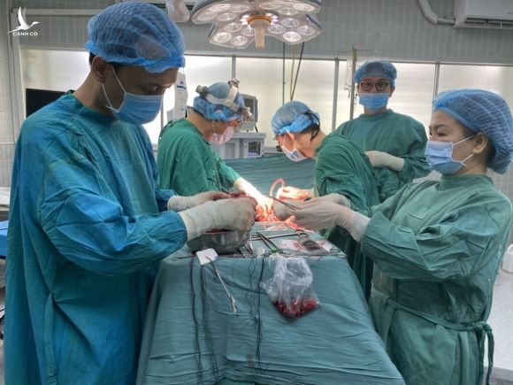 Lần đầu tiên Bệnh viện Chợ Rẫy thực hiện ca đại phẫu ‘3 trong 1’ - Ảnh 1.