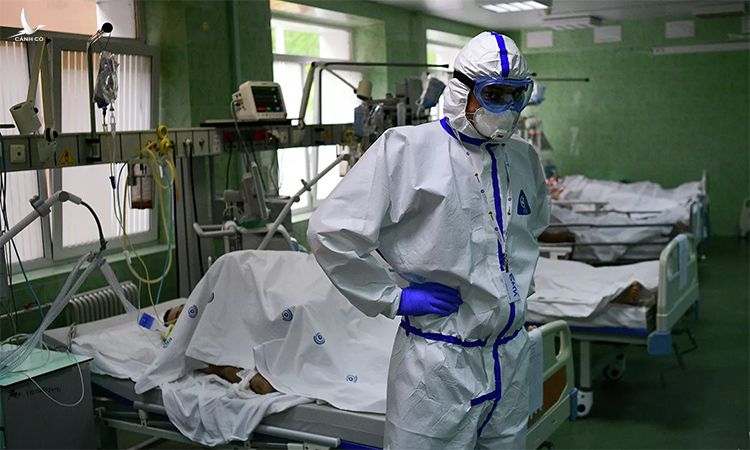 Bác sĩ mặc đồ bảo hộ trong phòng chăm sóc tích cực các bệnh nhân nhiễm nCoV tại một bệnh viện ở Moskva, Nga, ngày 12/5. Ảnh: RIA Novosti.