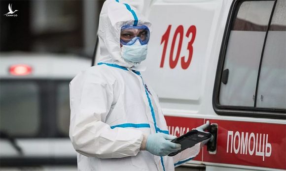 Nhân viên y tế tại trung tâm cách ly người nhiễm nCoV ở Kommunarka, Moskva, Nga, ngày 12/5. Ảnh: RIA Novosti.