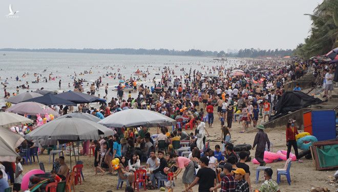 Hàng ngàn người chen lấn ăn uống, tắm biển ở khu du lịch biển Hải Tiến (Thanh Hóa) mà không thực hiện các biện pháp phòng chống dịch bệnh /// Ảnh: Minh Hải