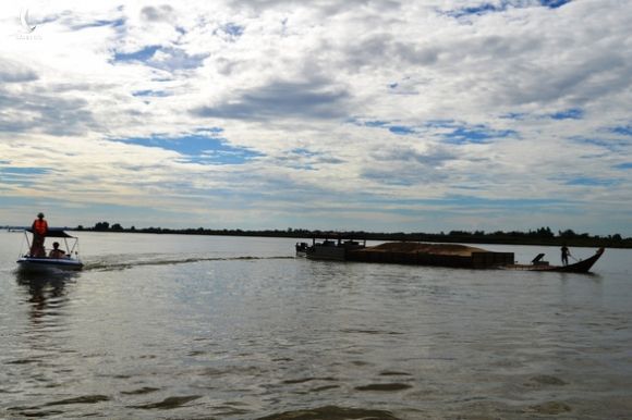 Lật ghe giữa sông Thu Bồn, 5 người mất tích - Ảnh 1.