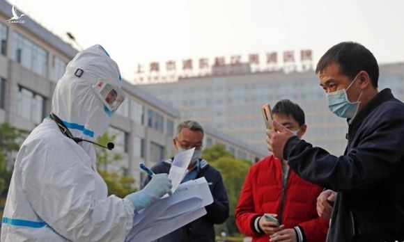 Nhân viên y tế ghi chépthông tin để chuẩn bị làm xét nghiệm nCoV ở Thượng Hải ngày 24/4. Ảnh: AFP.