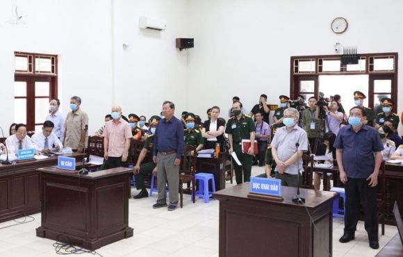Cựu Đô đốc Nguyễn Văn Hiến do sức khỏe yếu được ngồi trình bày tại tòa - Ảnh 5.
