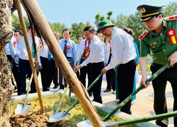 Thủ tướng cắt băng khánh thành đền thờ gia tiên Chủ tịch Hồ Chí Minh - 3