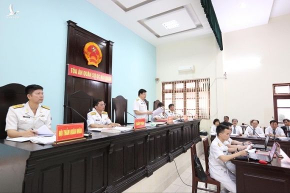 Cựu Đô đốc Nguyễn Văn Hiến do sức khỏe yếu được ngồi trình bày tại tòa - Ảnh 4.