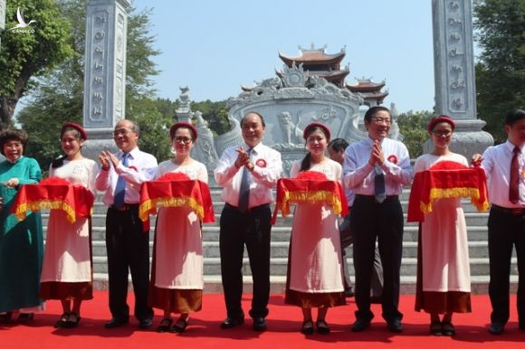 Thủ tướng cắt băng khánh thành đền thờ gia tiên Chủ tịch Hồ Chí Minh - 1