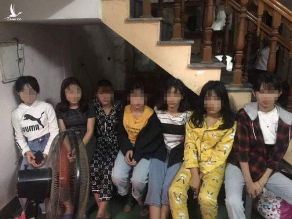 Giải cứu 12 thiếu nữ bị giam lỏng trong căn nhà 2 tầng để ép phục vụ quán karaoke - Ảnh 2.