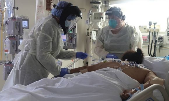 Nhân viên y tế chăm sóc bệnh nhân ở California ngày 12/5. Ảnh: Reuters