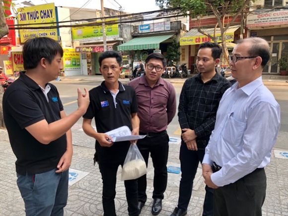 Anh Tuấn Anh trao đổi với đại diện Tổng lãnh sự Campuchia về mô hình “ATM gạo” /// ẢNH: NVCC