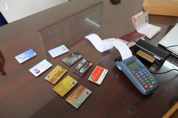 Nhóm người Trung Quốc ghi thông tin lấy được lên thẻ ngân hàng giả rút 300.000 USD - Ảnh 2.