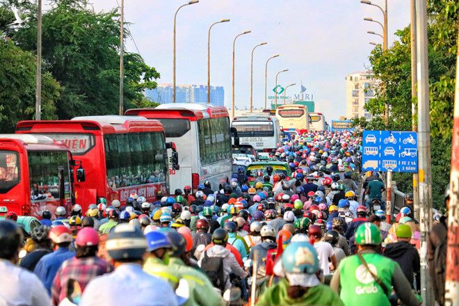 TP.HCM: Đường phố, hàng quán đông đúc hơn, dần trở lại nhịp sống sôi động - ảnh 7