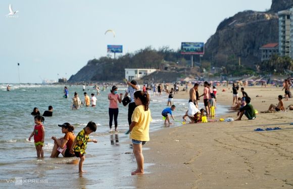 Từ khi mở cửa bãi tắm trở lại (hôm 7/5), các bãi tắm công cộng ở Vũng Tàu thu hút đông người mỗi ngày. Ảnh: Trường Hà.