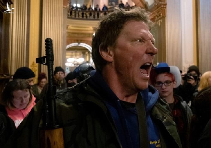 Dân Mỹ vác súng vào nhà Quốc hội tiểu bang biểu tình, phản đối lệnh phong tỏa - 1