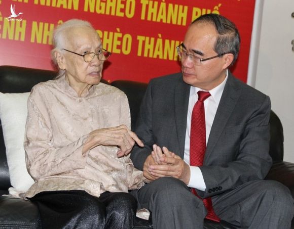 Bí thư Nguyễn Thiện Nhân trao huy hiệu 85 năm tuổi Đảng cho bà Ngô Thị Huệ - Ảnh 1.