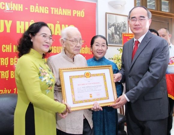 Bí thư Nguyễn Thiện Nhân trao huy hiệu 85 năm tuổi Đảng cho bà Ngô Thị Huệ - Ảnh 2.