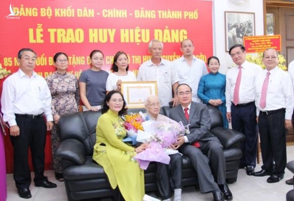 Bí thư Nguyễn Thiện Nhân trao huy hiệu 85 năm tuổi Đảng cho bà Ngô Thị Huệ - Ảnh 3.