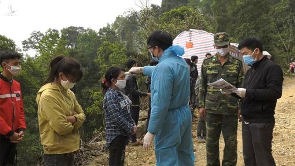 Bộ đội biên phòng Lào Cai tiếp nhận lao động từ Trung Quốc về nước thực hiện cách ly tập trung /// Ảnh Trung Dũng