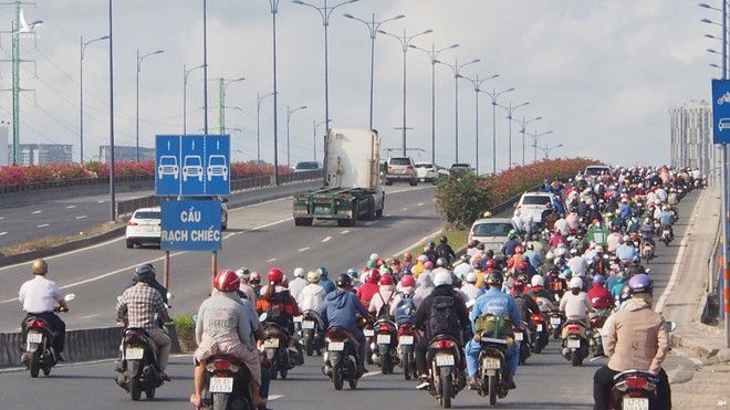 TP.HCM: Đường phố, hàng quán đông đúc hơn, dần trở lại nhịp sống sôi động - ảnh 4