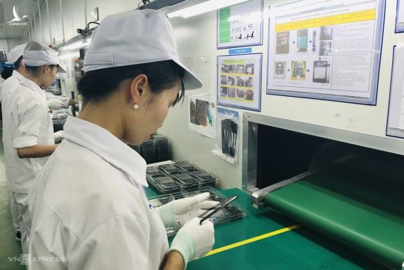 Công nhân sản xuất vỏ màn hình điện thoại tại một doanh nghiệp công nghiệp hỗ trợ ở Hải Dương. Ảnh: Thu Nguyễn
