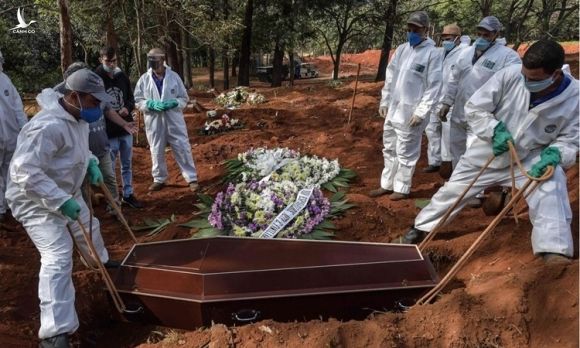 Công nhân mặc đồ bảo hộ chôn cất nạn nhân Covid-19 tại một nghĩa trang ở ngoại ô Sao Paulo, Brazil hôm 20/5. Ảnh: AFP.