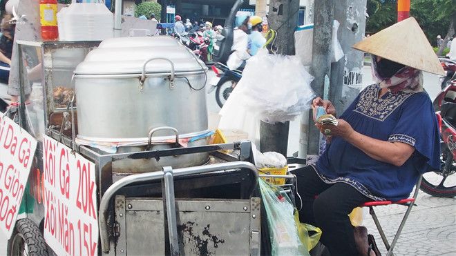 TP.HCM: Đường phố, hàng quán đông đúc hơn, dần trở lại nhịp sống sôi động - ảnh 10