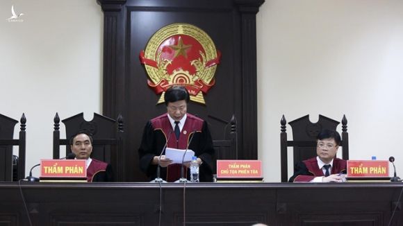 HĐXX phiên tòa phúc thẩm vụ án vợ chồng ông bà Lẫm - Quyết đã quyết định hủy bản án sơ thẩm số 25 ngày 12.6.2019 trước đó /// Ảnh Lê Tân