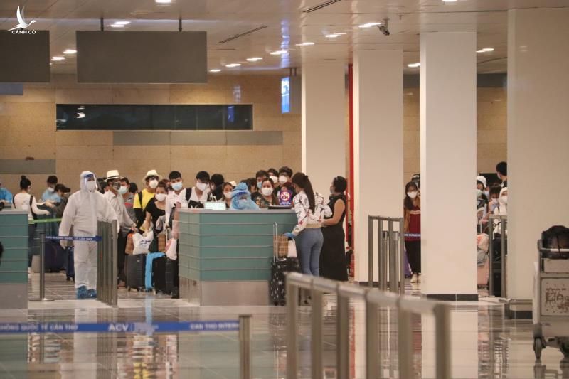 Ảnh: Gần 300 công dân Việt Nam trở về từ UAE được cách ly ở Bạc Liêu - 3