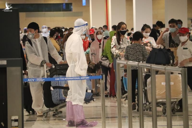 Ảnh: Gần 300 công dân Việt Nam trở về từ UAE được cách ly ở Bạc Liêu - 2