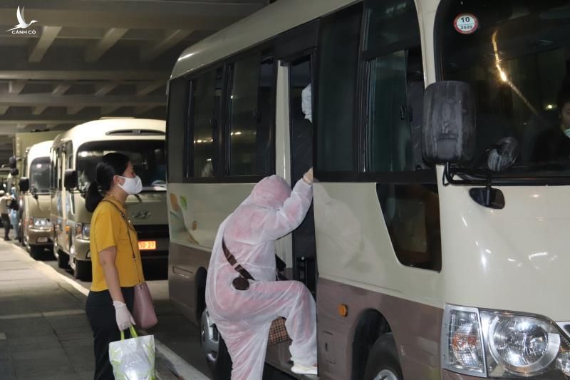 Ảnh: Gần 300 công dân Việt Nam trở về từ UAE được cách ly ở Bạc Liêu - 4