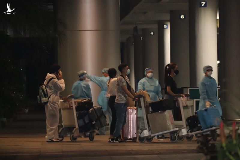 Ảnh: Gần 300 công dân Việt Nam trở về từ UAE được cách ly ở Bạc Liêu - 6
