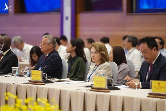 Các đại biểu tham dự hội nghị trực tuyến Chính phủ đối thoại với cộng đồng doanh nghiệp sáng 9/5. Ảnh: Quang Hiếu.