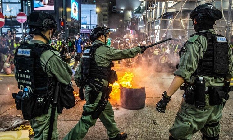 Cảnh sát Hong Kong đứng chặn một con đường để ngăn người biểu tình tại quận Mong Kok hôm 27/5. Ảnh: AFP.
