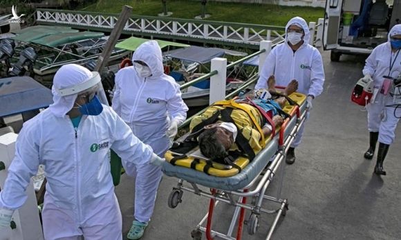 Nhân viên y tế đưa người nhiễm nCoV nhập viện tại thành phố Breves, Brazil hôm 25/5. Ảnh: AFP.